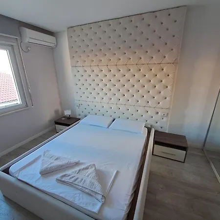 Cathedral Square Apartment *